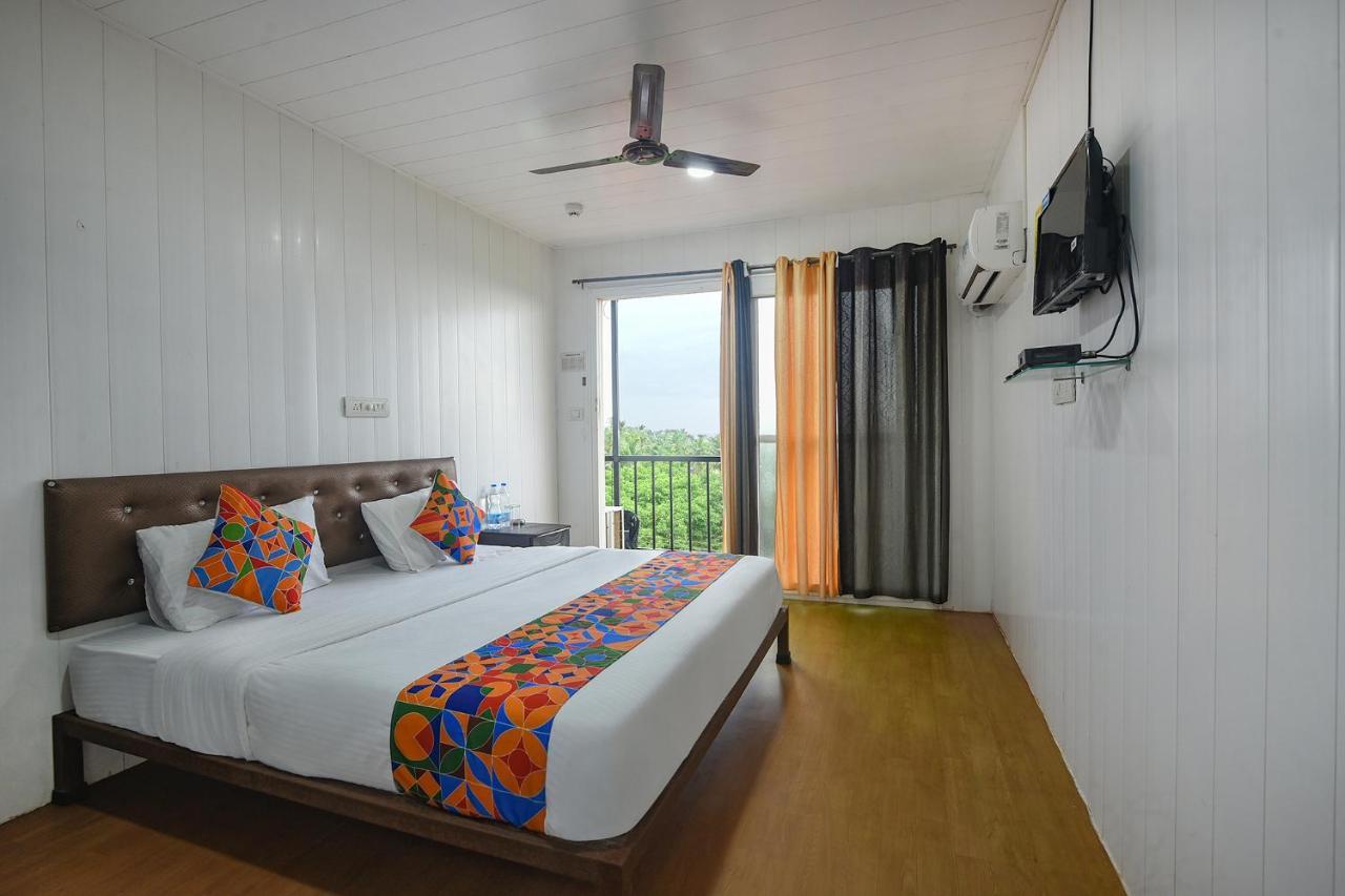 Fabexpress Vincy Palace, Mandrem Beach Hotel Екстериор снимка