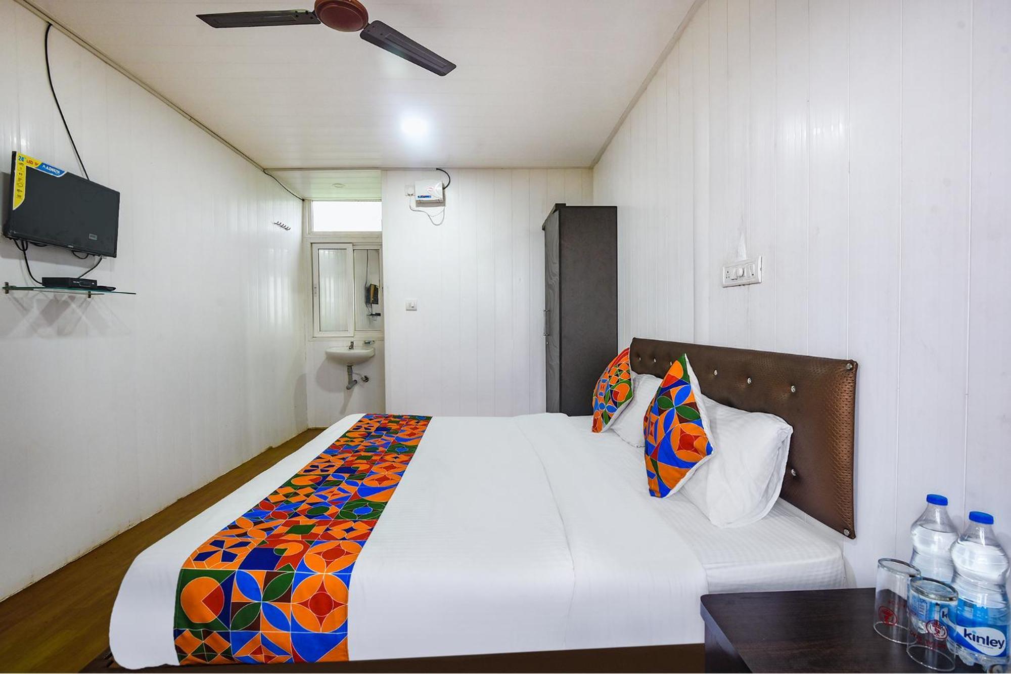 Fabexpress Vincy Palace, Mandrem Beach Hotel Екстериор снимка
