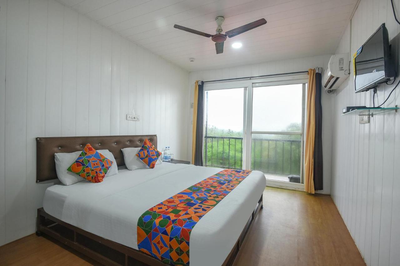 Fabexpress Vincy Palace, Mandrem Beach Hotel Екстериор снимка